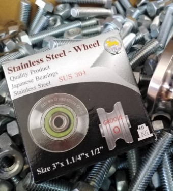 [1004837] ล้อประตูสแตนเลส ร่องเพลา 3"*1.1/4" รู 1/2"